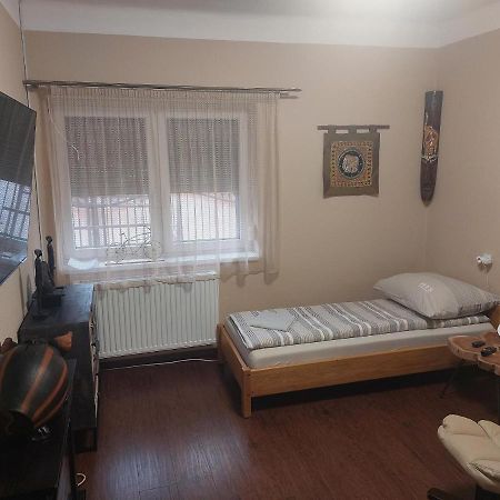 Feher Galamb Apartman Gyal ภายนอก รูปภาพ